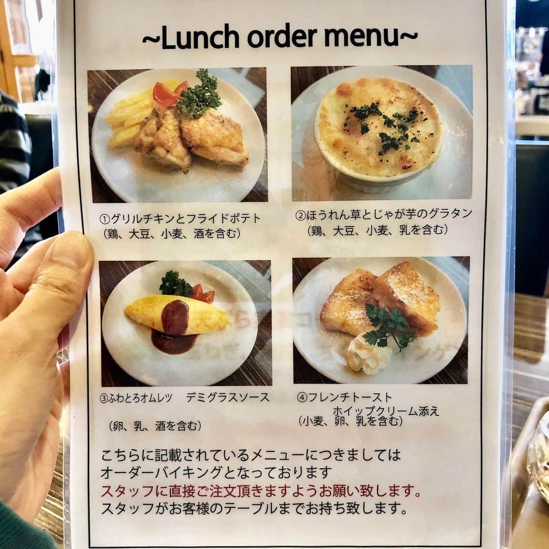 アンジェラ佐藤さんのインスタグラム写真 - (アンジェラ佐藤Instagram)「今日はランチでAPAホテルのラ·ベランダにお邪魔しました！ システムが変わっててメイン料理がオーダー式になってましたよ。他の料理もラップに包まれた小鉢の料理が提供されてて、ウイルス対策に凄く気を使ってると感じました😃  #アンジェラ佐藤 #APAホテル #ラベランダ #札幌バイキング #オーダー式の料理はグリルチキンとフライドポテトにふわとろオムレツ #ほうれん草とじゃがいものグラタンにフレンチトースト #そして人気の天ぷら5種類 #出来たてアツアツのお料理が食べられるのが嬉しい #もちろんオーダー料理も食べ放題 #ヒンナヒンナ」3月24日 23時43分 - angela_satou