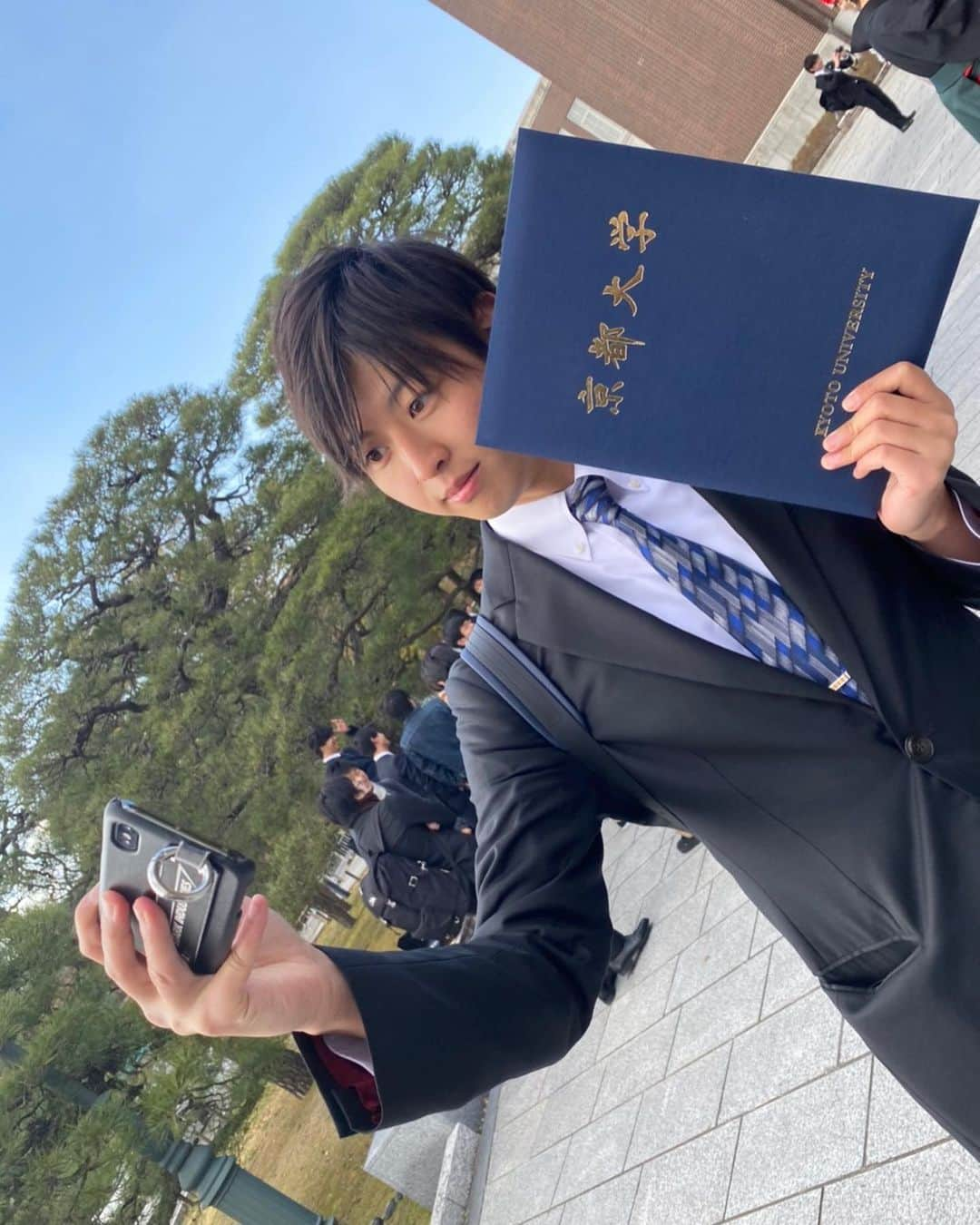 HIROKIさんのインスタグラム写真 - (HIROKIInstagram)「本日、京都大学を卒業しました！㊗️ . 卒業式はなくなっちゃったけど、学位の授与はしてもらえました！🙆‍♂️ . . 様々な活動をしながら大学に通うのは大変なことも沢山ありましたが、とても楽しい学生時代を過ごすことができました😎 . この学生時代を駆け抜ける中で、ご指導いただいた教授の皆様や共に学んだ学友達、そして僕の活動を支えてくれたメンバーやスタッフ、ファンの皆様、家族のみんなへの感謝の気持ちでいっぱいです🙇🙇🙇 . . 色々と大変な世の中だし、生きづらいなって思うことも沢山あるけど、僕はこれからも頑張って生きます🤖 だからみんなも頑張って一緒に生きようね。 . 僕も、自分のために、Qyotoのために、ファンの皆さんのために、どうやって生きればいいのか、しっかりと考えて生きていこうと思います🙏 . 人生はあっという間だから、 後悔のない毎日を過ごして生きようね。 . これからも皆の笑顔のために 頑張ります😊😊😊🙌🏻 . 応援してくれたら嬉しいな！ . Vn.HIROKI . . #さよなら 京大 #ありがとう 京大 #京都大学 #京都大学卒業 #京大  #kyoto #kyotojapan #kyotouniversity  #graduation #japan #instagood #instaphoto #universitygraduate  #qyoto #violin #hiroki」3月24日 23時50分 - hiroki_qyoto