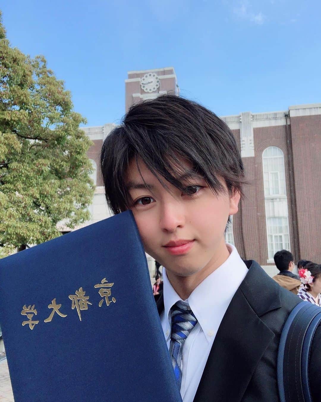 HIROKIのインスタグラム：「本日、京都大学を卒業しました！㊗️ . 卒業式はなくなっちゃったけど、学位の授与はしてもらえました！🙆‍♂️ . . 様々な活動をしながら大学に通うのは大変なことも沢山ありましたが、とても楽しい学生時代を過ごすことができました😎 . この学生時代を駆け抜ける中で、ご指導いただいた教授の皆様や共に学んだ学友達、そして僕の活動を支えてくれたメンバーやスタッフ、ファンの皆様、家族のみんなへの感謝の気持ちでいっぱいです🙇🙇🙇 . . 色々と大変な世の中だし、生きづらいなって思うことも沢山あるけど、僕はこれからも頑張って生きます🤖 だからみんなも頑張って一緒に生きようね。 . 僕も、自分のために、Qyotoのために、ファンの皆さんのために、どうやって生きればいいのか、しっかりと考えて生きていこうと思います🙏 . 人生はあっという間だから、 後悔のない毎日を過ごして生きようね。 . これからも皆の笑顔のために 頑張ります😊😊😊🙌🏻 . 応援してくれたら嬉しいな！ . Vn.HIROKI . . #さよなら 京大 #ありがとう 京大 #京都大学 #京都大学卒業 #京大  #kyoto #kyotojapan #kyotouniversity  #graduation #japan #instagood #instaphoto #universitygraduate  #qyoto #violin #hiroki」