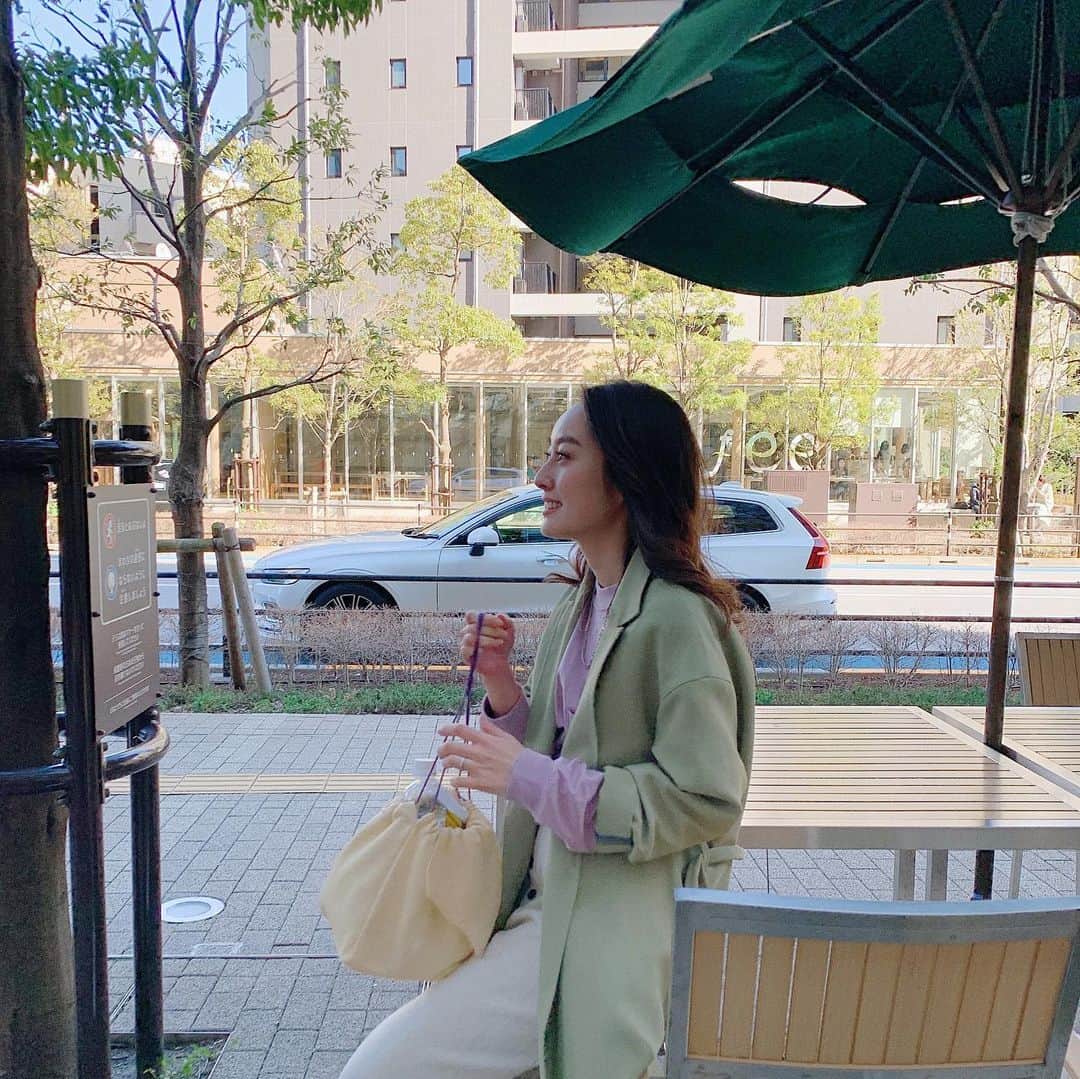 小祝麻里亜のインスタグラム：「今はただ、どんな出来事も慌てずに、冷静に、様子を見るしかないですね。。🌎踏ん張りどき！  この日のコーデの主役は先日もインナーに着ていたユニクロ。こちら色違いです。ユニクロユーメンズのですが、生地もしっかり、色も綺麗で可愛いの😊🌸🌸 coat. @stunninglure  tops. @uniqlo  bottoms. @todayful_  shoes. @maisonvalentino  bag. @mediam_official ． ＿＿＿＿＿＿＿＿ #outfit #coordinate #look #instafashion #셀스타그램 #얼스타그램 #코디 #스타일링 #데일리 #데일리룩 #오오티디  #コーデ #パンツコーデ #着回しコーデ #着回しリレー」