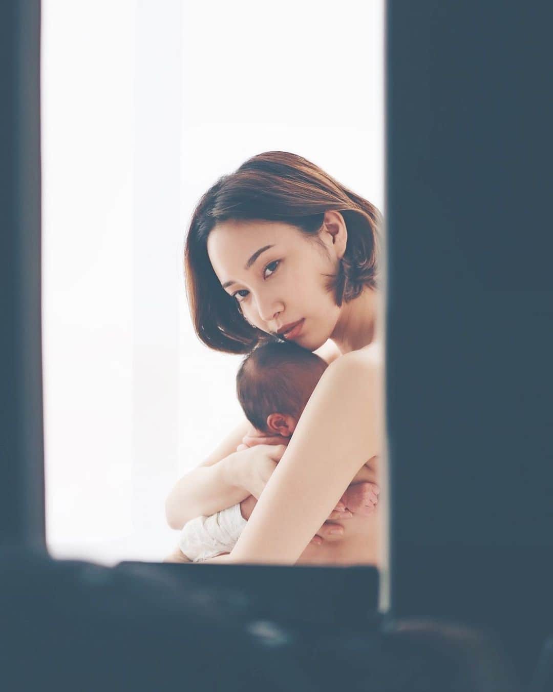 藤本奈月のインスタグラム：「撮影復帰しました😏❤️ 身体の復活は割と楽勝でした！ 月乃の時のが悪露も長かった様な🤔 無理しないで〜の無理が分からない😂 二人目となると、どうしても上の子の事もあるし、前回と違って通常運行に戻るの早くなるのは致し方ないなぁ〜と諦めて😂  体重に関しては、 産前からキッチリ12キロプラス→現在7キロ落ち→4月からトレーニング始めてあとの5キロを落としたい🧐🧐 体重落とすだけじゃなく、メリハリのある身体に😎着圧も使いまくろ🤓  元に戻るまで撮らないでおこうかと思ったけど、 太って丸くなった雰囲気も新しい一面として残しておく事にしたので。そしてちゃっかり、緋月も撮影デビュー。 データ楽しみ😚😚 いつもありがとうございます😊 @fugee_make_up_salon & @yamanegram」