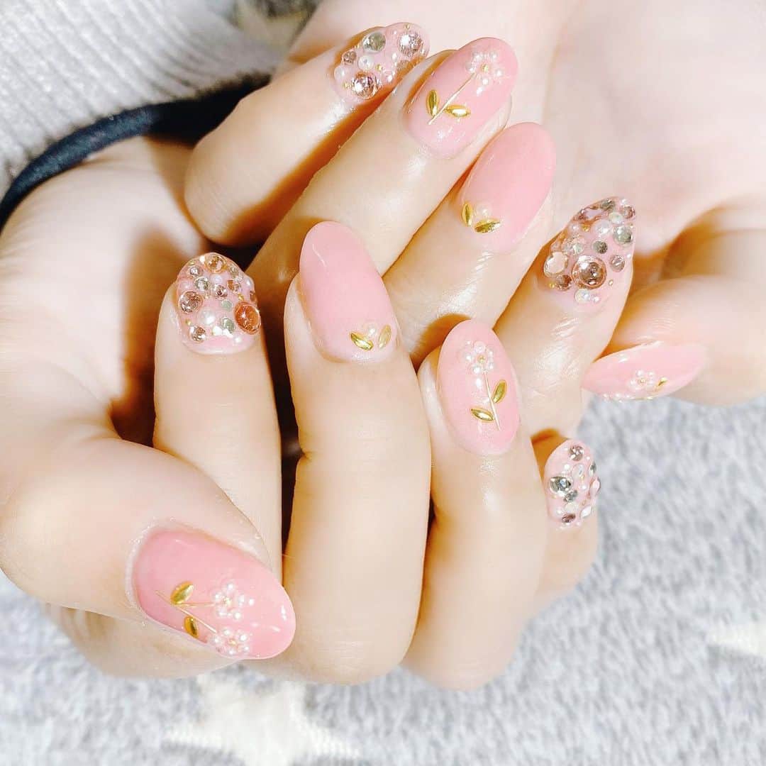 なかやまちえこのインスタグラム：「#ヌーディーネイル ✨ @pregelofficial ex849.841.855 @prexyofficial グリッターUnicorn Island （カラージェル 3色とラメ、クリアジェル混ぜました） #nail #nails #nailart #ネイル #美甲 #ネイルアート  #japanesenailart #manucure #japanesenails #manicurist #gelnails #أظافر #네일아트 #미용 #vẽmóng #ngườiđẹp  #เพ้นท์เล็บ #искусствоногтя #artedeuñas #เพ้นท์เล็บเจล #ジェルネイルデザイン #ネイルデザイン #senikuku #nagelkunst #ヌーディネイル #pinknails @rin_gemie」