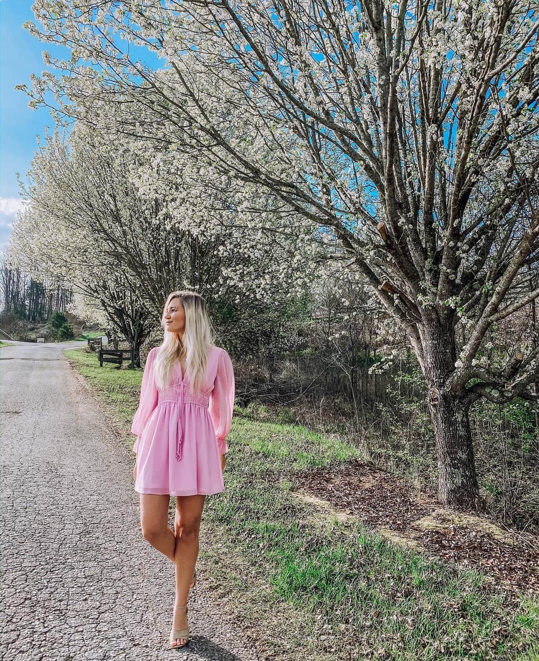 サシャ・カリスのインスタグラム：「Soaking in the spring time 💗 How are you spending your quarantine time?  Dress: @revolve @tularosalabel  #springfashion #northcarolina #spring #lakechatuge #travel #fashion #ootd #flowers」