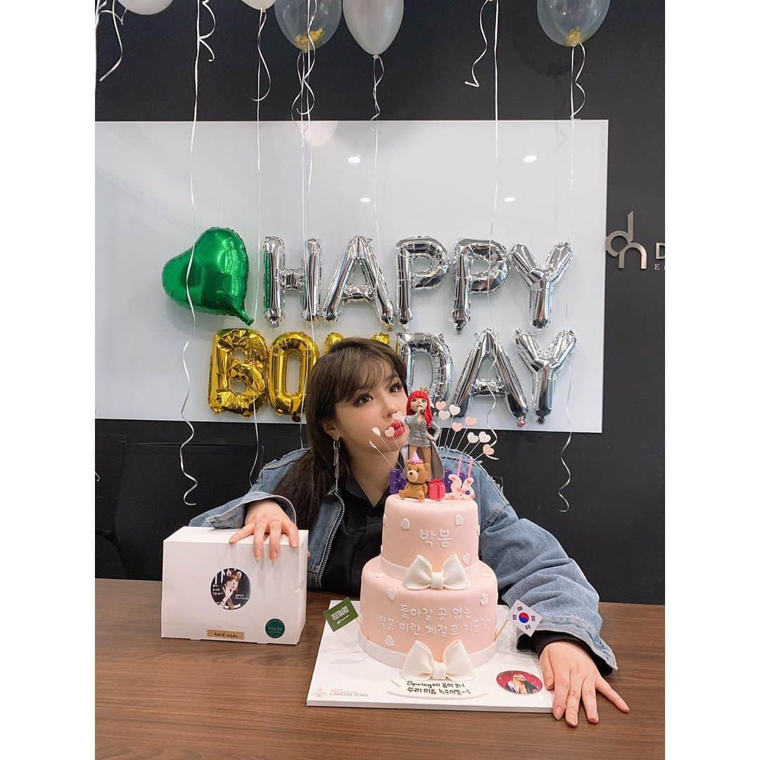 パク・ボムのインスタグラム：「오늘 선물 감사 드려요~~😍🥳#2ne1 @dnation_official #dnation #디네이션 #박봄 #parkbom #bompark #ぼム #朴春‎#بارك_بوم #happybomday」