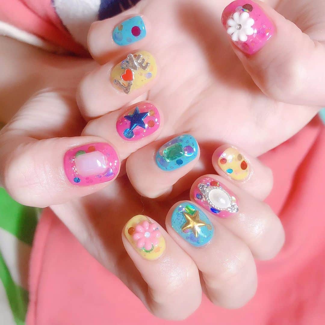 なかやまちえこのインスタグラム：「#colorfulnails ✨ @pregelofficial muse M583.L460.PremDoll B40 #nail #nails #nailart #ネイル #美甲 #ネイルアート  #japanesenailart #manucure #japanesenails #manicurist #gelnails #أظافر #네일아트 #미용 #vẽmóng #ngườiđẹp  #เพ้นท์เล็บ #искусствоногтя #artedeuñas #เพ้นท์เล็บเจล #ジェルネイルデザイン #ネイルデザイン #senikuku #nagelkunst #カラフルネイル #popart @kurebayashiii」