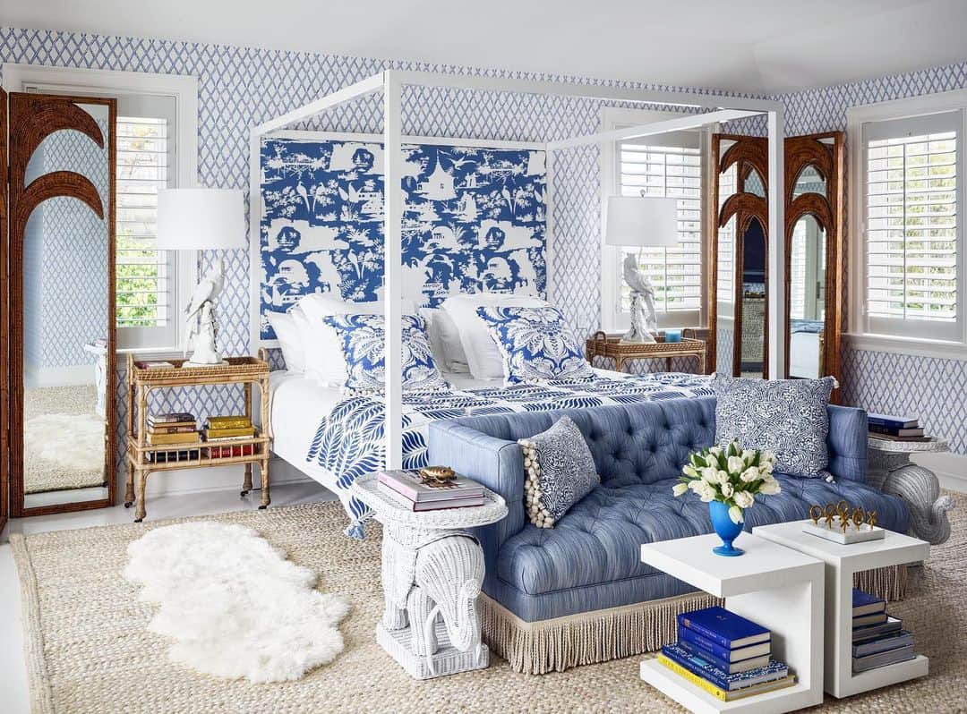 ELLE DECORさんのインスタグラム写真 - (ELLE DECORInstagram)「Fashion maven @lizlangeofficial's Palm Beach vacation home “is a mirror of who Liz is: bold, glamorous, colorful, and conﬁdent," says her longtime friend @jonathanadler, who helped transform the space. "Think Liz Lange meets the essence of Palm Beach meets explosion of lemon sorbet of the soul.” In the master bedroom, the bed is by @roomandboard, the quilt and nightstands are by @serenaandlily, the love seat is by @jonathanadler, and the tables are by @bungalow5. The wallpaper is by @quadrillefabrics.  Click the link in bio for the full tour of our April 2020 cover story. Photography by @douglasfriedman; Produced by @cynthiaefrank.」3月25日 0時01分 - elledecor