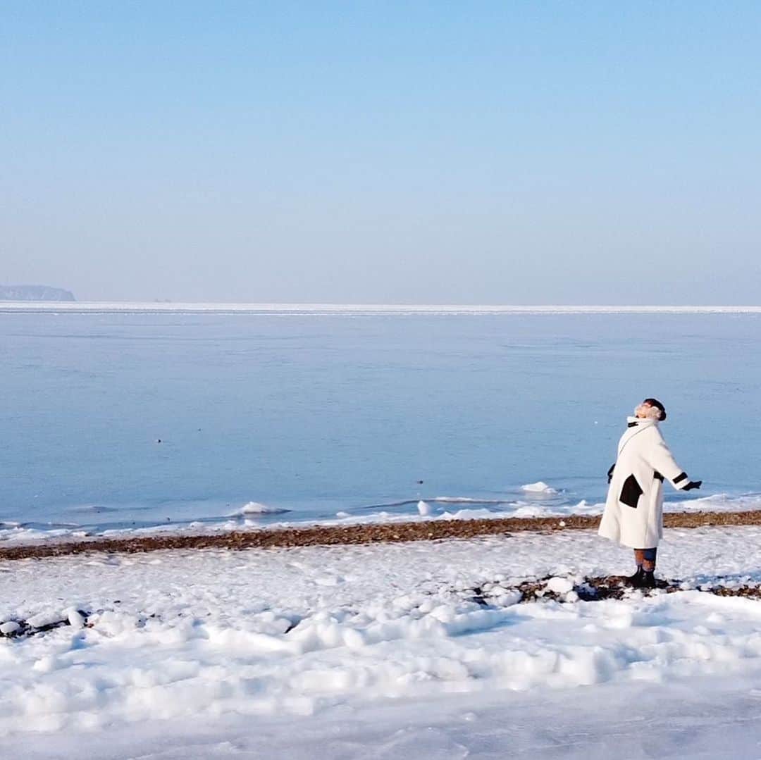 フジテレビ「空旅をあなたへ」さんのインスタグラム写真 - (フジテレビ「空旅をあなたへ」Instagram)「今週木曜23:34〜の「空旅をあなたへ」は、 モデル・石田ニコルさんのロシア・ウラジオストクの空旅です✈️✨ 🇷🇺 冬は海が凍り、 その上で釣りを楽しむのが風物詩✨ ニコルさんも釣れたお魚が数分で凍ってしまうことにびっくり🥺  そんな海鮮料理を楽しむため、 地元の人にも人気の「ポルトカフェ」へ😄🤲 新たな感動に出会えるウラジオストクの旅です☺️ ‪ ‬ #フジテレビ  #空旅  #空旅をあなたへ ‪#soratabi‬ ‪#石田ニコル さん‬ #ロシア #ウラジオストク #ヨーロッパ #ポルトカフェ」3月25日 0時12分 - soratabi_fuji
