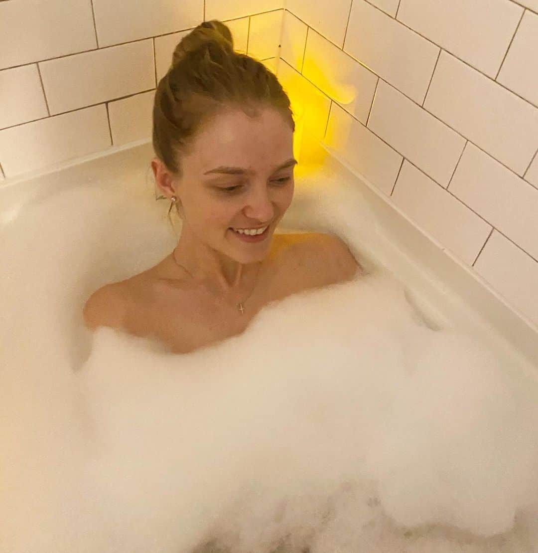 ヴラダ・ロスリャコヴァのインスタグラム：「Introverts heaven 🛁 Wonder who are you, my dear followers, intro- or extrovert?」