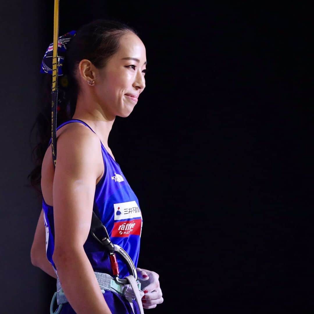 野口啓代のインスタグラム：「The historical breaking news of the postponement of the Tokyo Olympics 2020 came into me.  I really can’t find the right way to control my mind. During this hard time, I can rather stay positive because I can climb longer until the last game starts. Tokyo2020 is truly my finals.  Now we must fight against the disaster that the world is facing. I wish all the best for the future Tokyo2020.  I will spend the time I have given to be stronger in both physically and mentally way because I want to be one of the most excited people who wish the game to be the most successful ever. —————————————— オリンピックの延期という史上初の報道を受け、まだ整理がつかないというのが正直なところです。  しかし、8月の東京五輪を集大成に位置付けていた私にとって、大好きな競技生活が1日でも長く過ごせる事をポジティブに捉えています。  今は、世界中が直面しているこの状況を1日でも早く乗り越え、楽しみにしているオリンピックが東京で開催されることを願うと共に、その大会を盛り上げる1人になれるよう、心身共に成長する時間にしていきます。  クライミングを通じて少しでもみなさんに元気をお届けできますように！ ——————————————— #tokyo2020  #tokyo2021 #olympics  @tokyo2020 @team_nippon  @au_official #大和証券 #セブンイレブン @thenorthfacejp @raffinee_orientalbio #三井不動産 @cowsoapcp #zeta  @c3fit @lasportivajp @petzl_official  @newhale_japan」