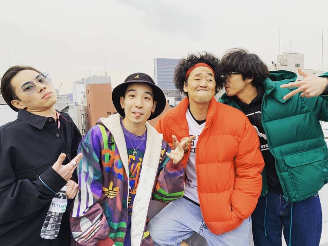 今井隆文のインスタグラム：「#死にたい夜にかぎって  本日！ 第5話！  25:40～でございます！！ 来週最終回らしい！ 早いぞ！！ 編集部で撮影した1枚。 好きなやつ！ バンド感溢れる一枚。 ラッパーばっかだけど！  是非、ご覧下さいな！！」