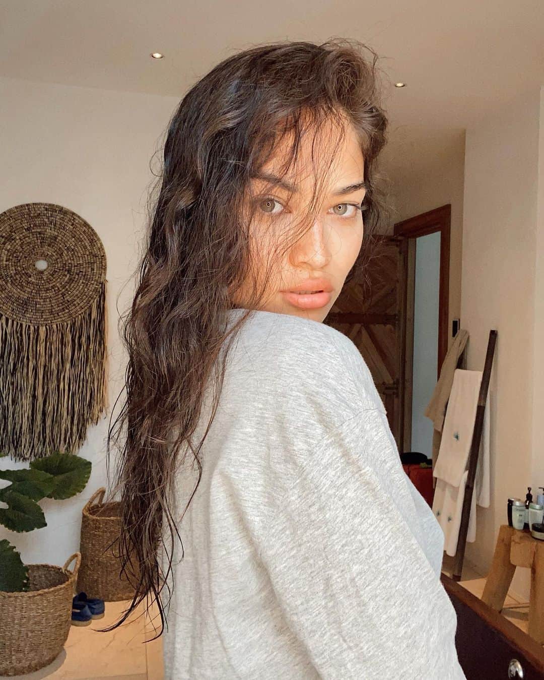 シャニーナ・シャイクのインスタグラム：「Appreciating the hairdressers today 💇🏽‍♀️🙏🏽!! I know many of us will be coming out of quarantine with really long hair , extremely short or shaved for most of the guys .」