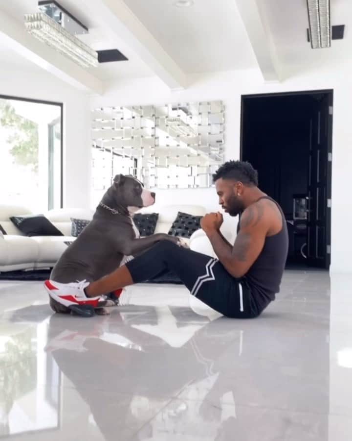 ジェイソン・デルーロのインスタグラム：「Quarantine workout partner」