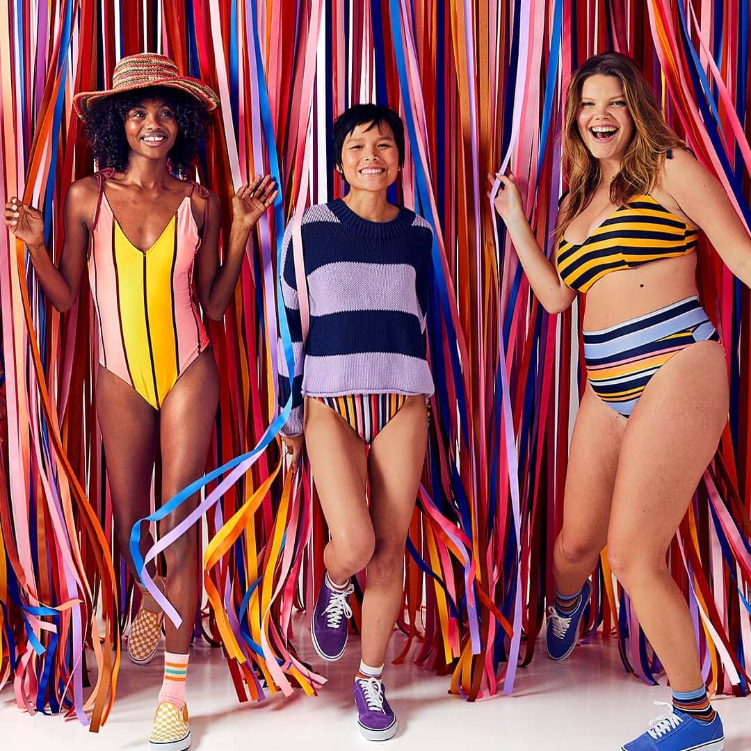 Aerie Japanのインスタグラム：「👙🌈 #aeriejp #エアリー #swim #ワンピース #水着 #ストライプ」