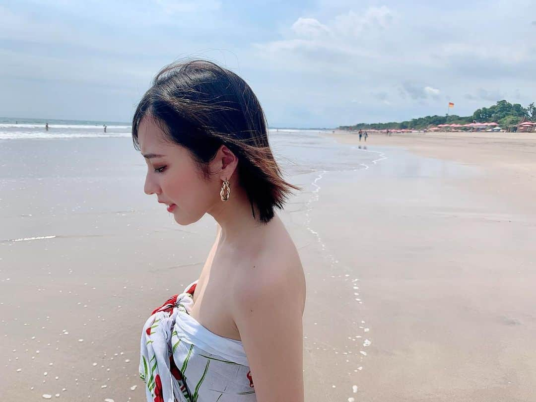 入澤優さんのインスタグラム写真 - (入澤優Instagram)「beach🏖🏖🏖 . . このワンピース、実は一枚の布だよ🧸💓 . . それを巻いてワンピースにしてるの👗 . . いいねしてね👍 . .  #followme #フォローしてね #bali #水着 #japanesegirl  #水着👙 #ワンピース  #水着 #水着コーデ  #インドネシア #kuta #クタ #indonesia  #パレオ」3月25日 10時16分 - penchan0327