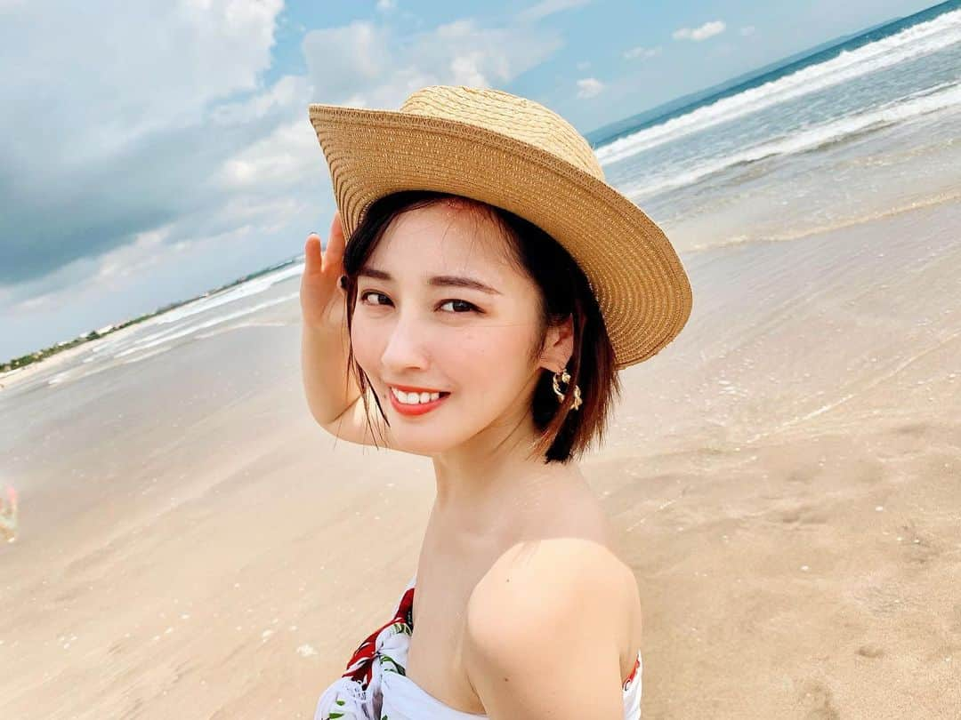 入澤優さんのインスタグラム写真 - (入澤優Instagram)「beach🏖🏖🏖 . . このワンピース、実は一枚の布だよ🧸💓 . . それを巻いてワンピースにしてるの👗 . . いいねしてね👍 . .  #followme #フォローしてね #bali #水着 #japanesegirl  #水着👙 #ワンピース  #水着 #水着コーデ  #インドネシア #kuta #クタ #indonesia  #パレオ」3月25日 10時16分 - penchan0327