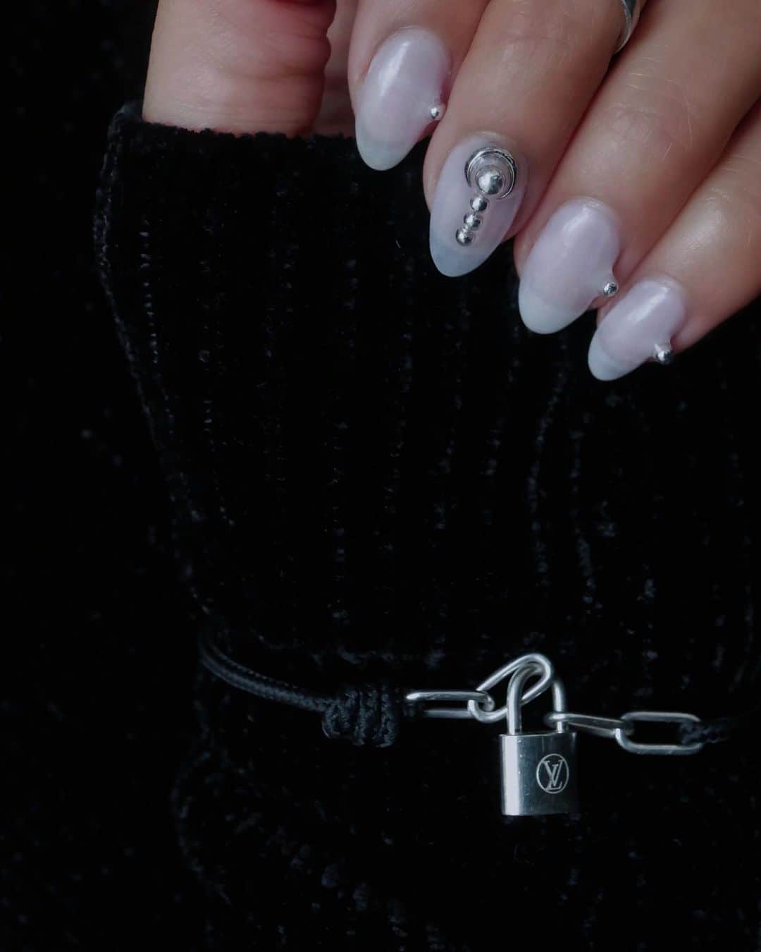 ローラさんのインスタグラム写真 - (ローラInstagram)「I locked in my new nails with @britneytokyo 🤍」3月25日 10時21分 - rolaofficial