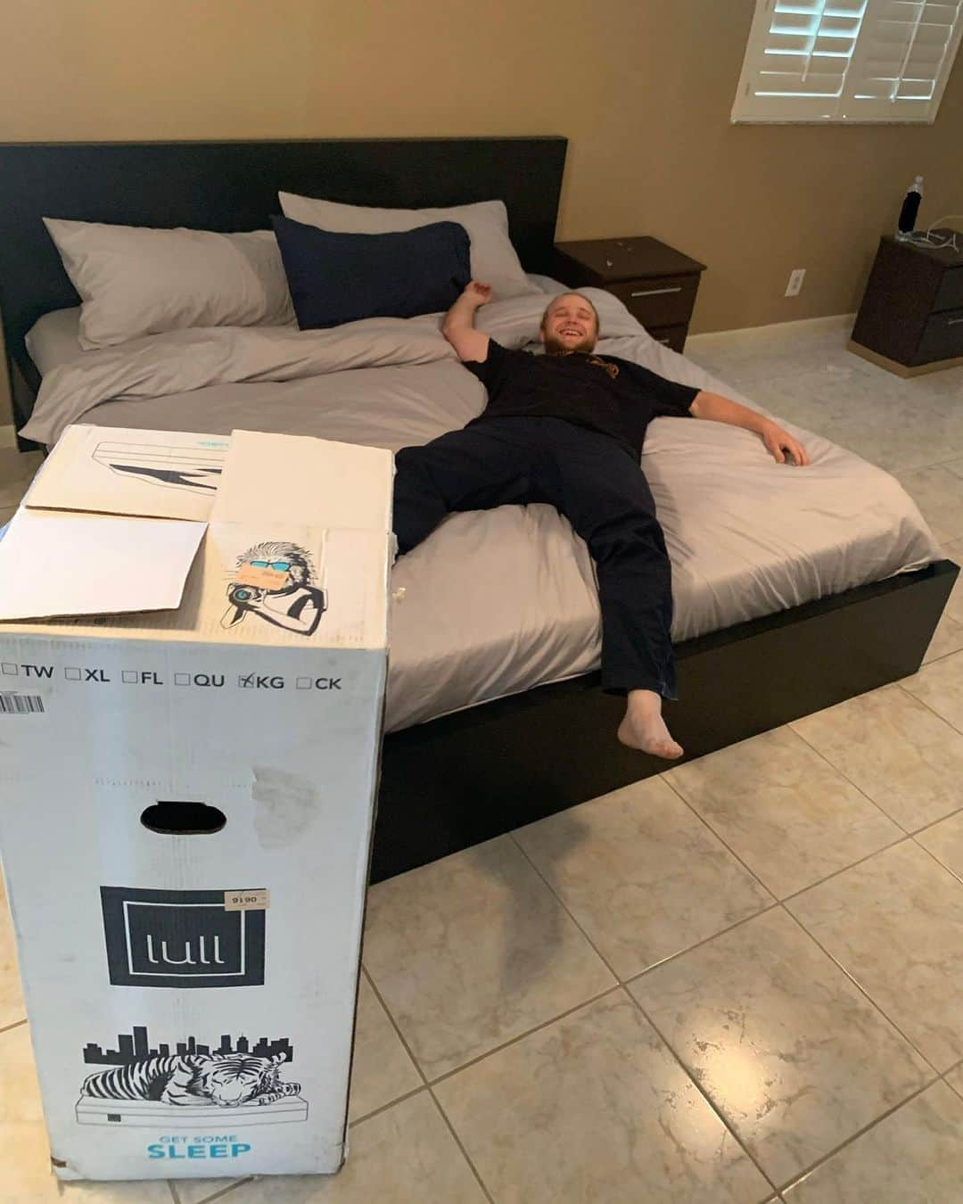 ジェイミー・フォイさんのインスタグラム写真 - (ジェイミー・フォイInstagram)「Ive been really catching up on my sleep during this quarantine so i got no complaints! Got this @lullbed mattress a little bit ago and its mad comfy! Some of the best sleep ive had in a while 🙌🏻 Hit the link in my bio to check em out! #ad」3月25日 10時21分 - jamie_foy