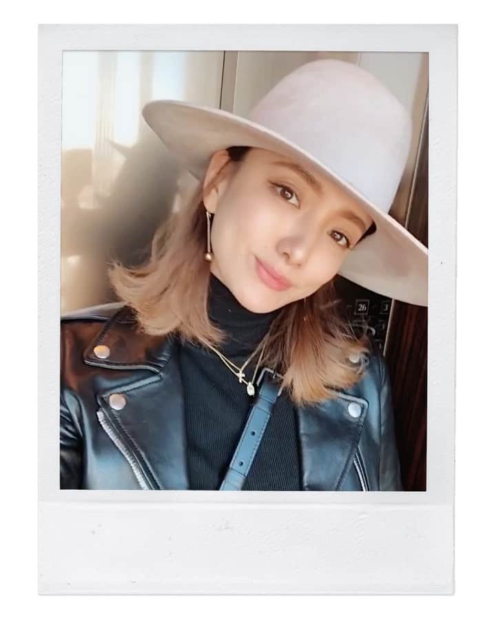 谷口紗耶香のインスタグラム：「毎日の自撮りコーデ🤳 撮れてない日もあるけど。笑🤣 私のInstagramのootdのハイライトに過去のもUPしてるのでよかったら見てねん🌈 ・ hat.. @alexiastam_official  knit.. @zara  ライダースjk.. @ysl  pants.. @zara  heel.. @burberry  bag.. @louisvuitton >>」