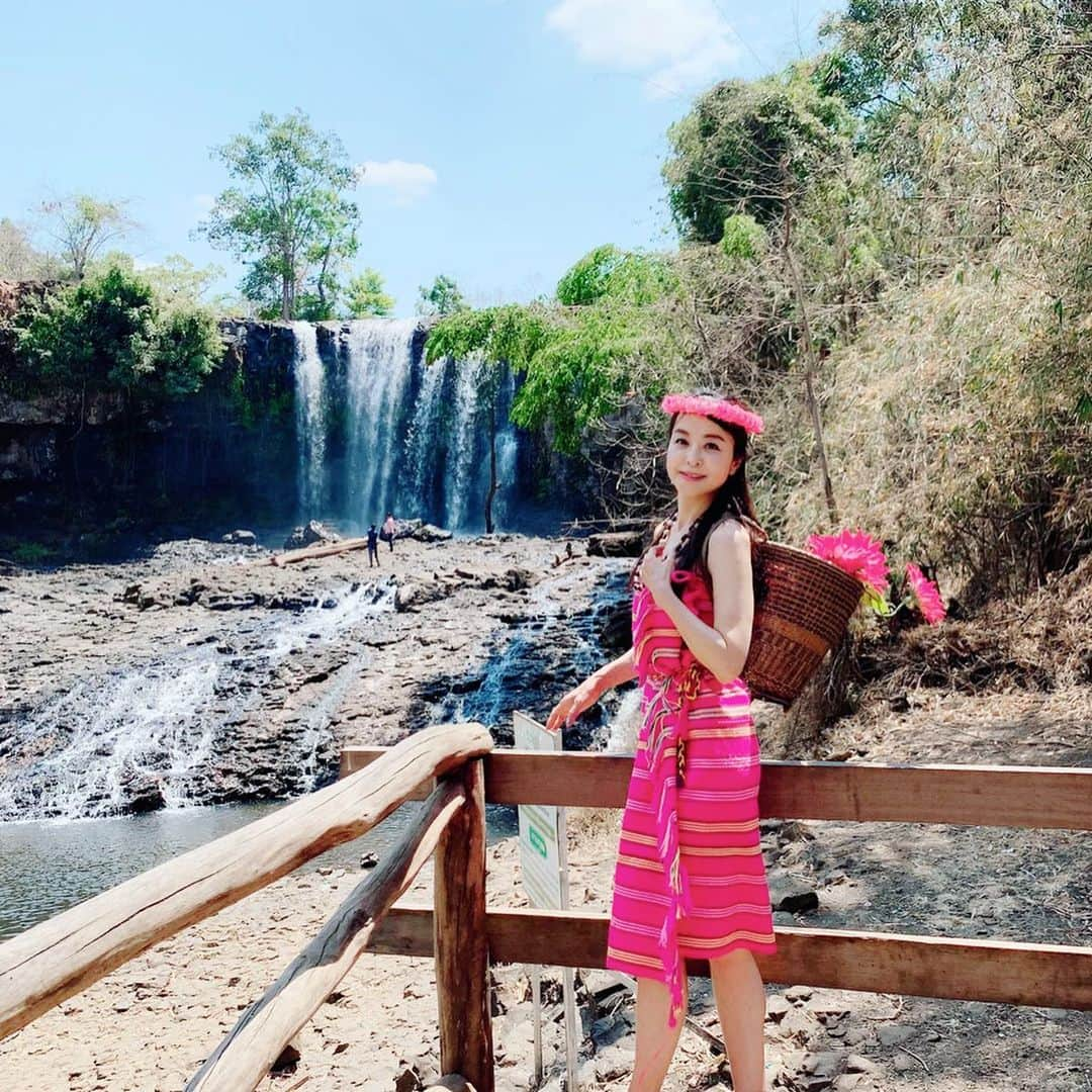 大桃美代子さんのインスタグラム写真 - (大桃美代子Instagram)「I went to a hill tribe village of Phnom🇬🇧、 、  我去了金边的小山部落村庄🇨🇳、 、、 산악 민족의 프놈 부락에 갔다🇰🇷、 、  プノンペンからモンドルキリの途中に  山岳民族のプノン族の集落へ。  ハンモックで昼寝。  民族衣装も着させていただきました。  カラフルです。🌈 #モンドルキリ#プノン族#ブースラ滝#busra#民族衣装#カンボジア##FAMTrip#ハンモック#キャンプ気分#キャンプ#山岳民族# #Cambodia #KingdomofWonderFeeltheWarmth」3月25日 10時31分 - miyoko_omomo