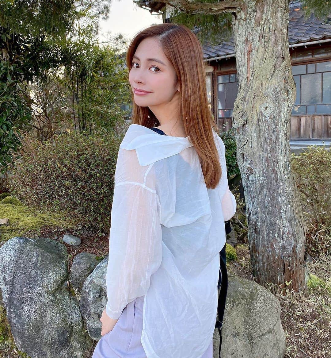 得あゆさんのインスタグラム写真 - (得あゆInstagram)「服装と風景ミスマッチすぎません？笑 富山帰ったら田舎の風景とコーデを お母さんが撮ってくれます🧑🏻⛰ ・ Country scenery and my fashion My mom will film it for me. ・ 乡村风景和我的时尚 妈妈在拍照。 ・ ・ ・ ・ ・ ・ ・ ・ ・ #コーデ#コーディネート#ファッション#田舎#富山#地元#シャツ#パンツ#ナチュラルメイク#シンプルな暮らし#イヤリング#シンプルコーデ#大人カジュアル#大人可愛い#大人コーデ#インスタ映え#カメラ女子#写真#モデル#母#家族#おばあちゃん家#癒しの時間#family#coordinate#japan_of_insta#时装#likeforfollow#likelike#likeforlikes」3月25日 10時40分 - tokuayu819