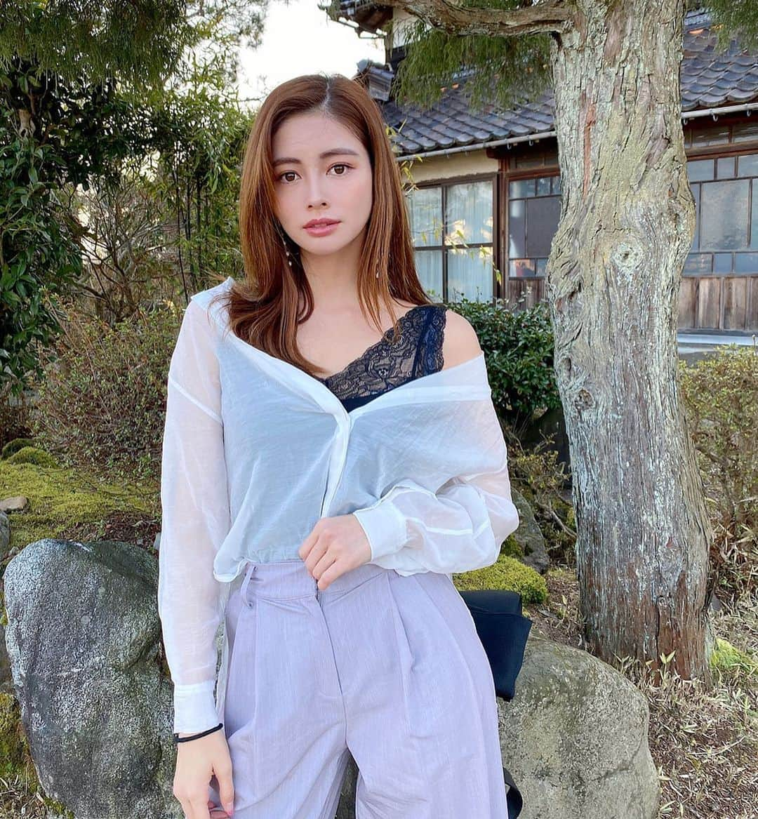 得あゆさんのインスタグラム写真 - (得あゆInstagram)「服装と風景ミスマッチすぎません？笑 富山帰ったら田舎の風景とコーデを お母さんが撮ってくれます🧑🏻⛰ ・ Country scenery and my fashion My mom will film it for me. ・ 乡村风景和我的时尚 妈妈在拍照。 ・ ・ ・ ・ ・ ・ ・ ・ ・ #コーデ#コーディネート#ファッション#田舎#富山#地元#シャツ#パンツ#ナチュラルメイク#シンプルな暮らし#イヤリング#シンプルコーデ#大人カジュアル#大人可愛い#大人コーデ#インスタ映え#カメラ女子#写真#モデル#母#家族#おばあちゃん家#癒しの時間#family#coordinate#japan_of_insta#时装#likeforfollow#likelike#likeforlikes」3月25日 10時40分 - tokuayu819