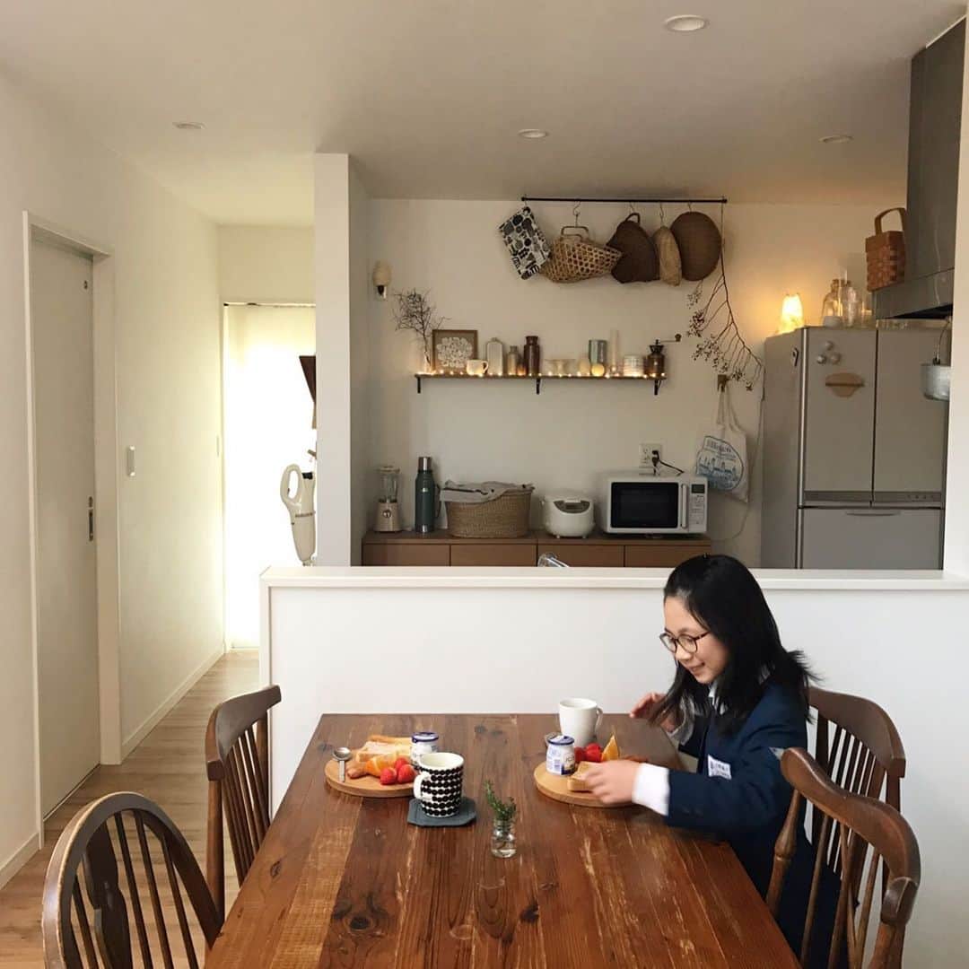 Ayakoのインスタグラム：「2020.03.25 ・ ・ 今日は久々の登校日。友達や先生に会えるのが楽しみで早朝から笑みがこぼれる娘。 ・ そんな娘を横目に、報道番組を見ながら私は少し不安に苛まれていた。 ・ ここ数日の新型コロナウイルスの感染者数は右肩上がり。本当に学校に行って大丈夫なのかな。安全だという保証はあるのかな。 ・ いつ終わるかも分からない濃霧の中。しかし、そこには、こなさなければならない「生活」がある。この狭間で私の心は揺れに揺れていたのだ。電子レンジの扉に映った自分の表情はとても沈んでいた。 ・ その時ふと、たまたま見かけたニュースが脳裏を掠めた。それは内戦下にあるシリアで、父親が幼い娘に恐怖を与えぬよう爆撃音がしたら一緒に笑うというゲームを考案したというものだった。ライフイズビューティフルは映画だったが、現代の現実でもこんな事があるなんて…と胸が詰まったことを思い出したのだ。 ・ 日本でもほんの75年前まで戦争があった。今、初めて、心の底から、戦時中の恐怖はいかばかりであったかと感じる。いつ終わるか分からない中、世間の流れに身を任せるしかなく、それでも必死に生きていく様は今と通ずるものがあると思うのだ。 ・ 私なんて店からトイレットペーパーが消えただけでパニックだった。あぁ、情けない。 ・ よし。こんな顔していちゃダメだ。 ・ 両手で頬をパンパンと叩く。無理をしようとは思わない。でも、頑張ろう。この家で、私にしか出来ないことはたくさんある。 ・ 朝食をモリモリ食べる娘を見ながら、何よりあなたのその笑顔を守りたいのだと改めて思った。 ・ 何かを責め、沈むのはもうやめよう。 いつの世も、道は前にしかないのだ。 ・ ・」