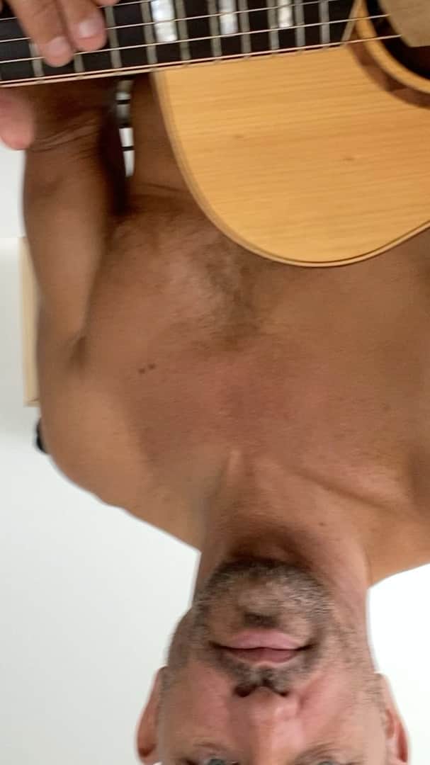 ケリー・スレーターのインスタグラム：「A song I wrote in 2003. Seems fitting now. Needed to warm up the vocals but you get the picture. Tagging these people for some type of original song! @anderson._paak @jackjohnson @johncruzmusic @pfunklove @ronartisii @lukasnelsonofficial @lilycornellsilver @oliviajames611 (with dad and sister on her original song).」