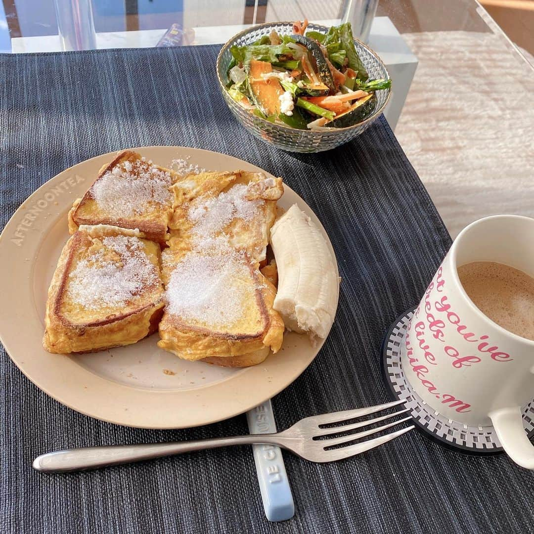 雛月乙葉のインスタグラム：「・ 先週の休日から夫が朝食を用意してくれるように✨🙄 先週はクロックムッシュ🍞🍳 今週はフレンチトースト🍞🥚⠀ ⠀  日頃の様子から家事とは無縁な人だと思っていたからかなり衝撃。  こんな隠し球を持っていたとは…(笑)  #朝食#休日の朝食#隠し球#男飯というより#私より女子力高い#知ってたけど#オトメン#写真撮ってたら急いでバナナ置きに来た🤣」