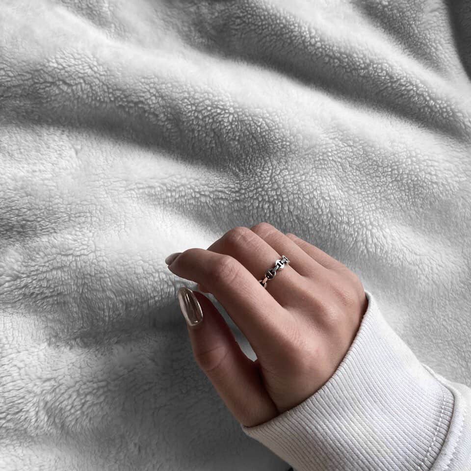 のインスタグラム：「. . 悩みつづけてやっと購入。 5月旅行行くまで買い物だめ💸 . silver ring @hoorsenbuhs ⛓ . #silveraccessory #hoorsenbuhs」