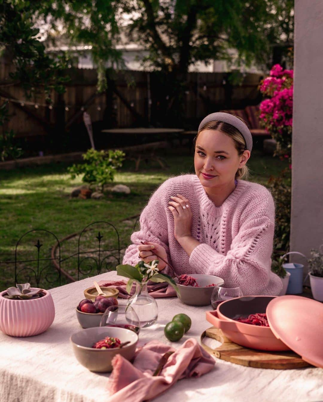 のインスタグラム：「Small luxuries like eating outside feel like a privilege. ❤️ I want to check in on your mental health today.  Mine has been wavering. I’m keeping myself on track by grounding myself with activities that give me a sense of control. I’ve been cooking, organizing my space, focusing on my grad school finals, and encouraging myself to do something creative each day. For me it is not the isolation that is difficult. It is the uncertainty of what lies ahead that scares me most.  Take care of yourself and your loved ones. We are in this together but that doesn’t make it any easier. ❤️」