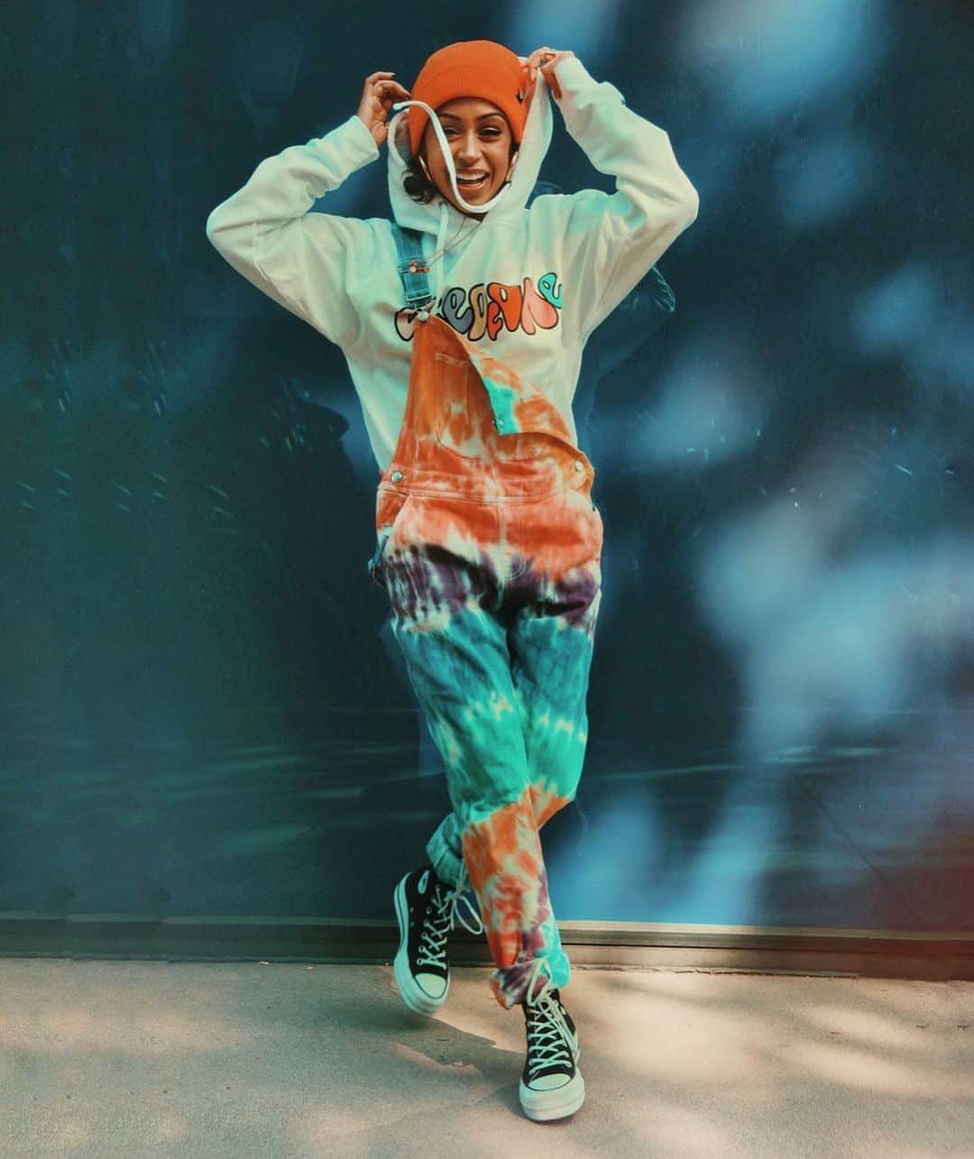 リザ・コッシーのインスタグラム：「live footage of the inside of a lava lamp (scroll) • stay groovin' and movin', my friends」