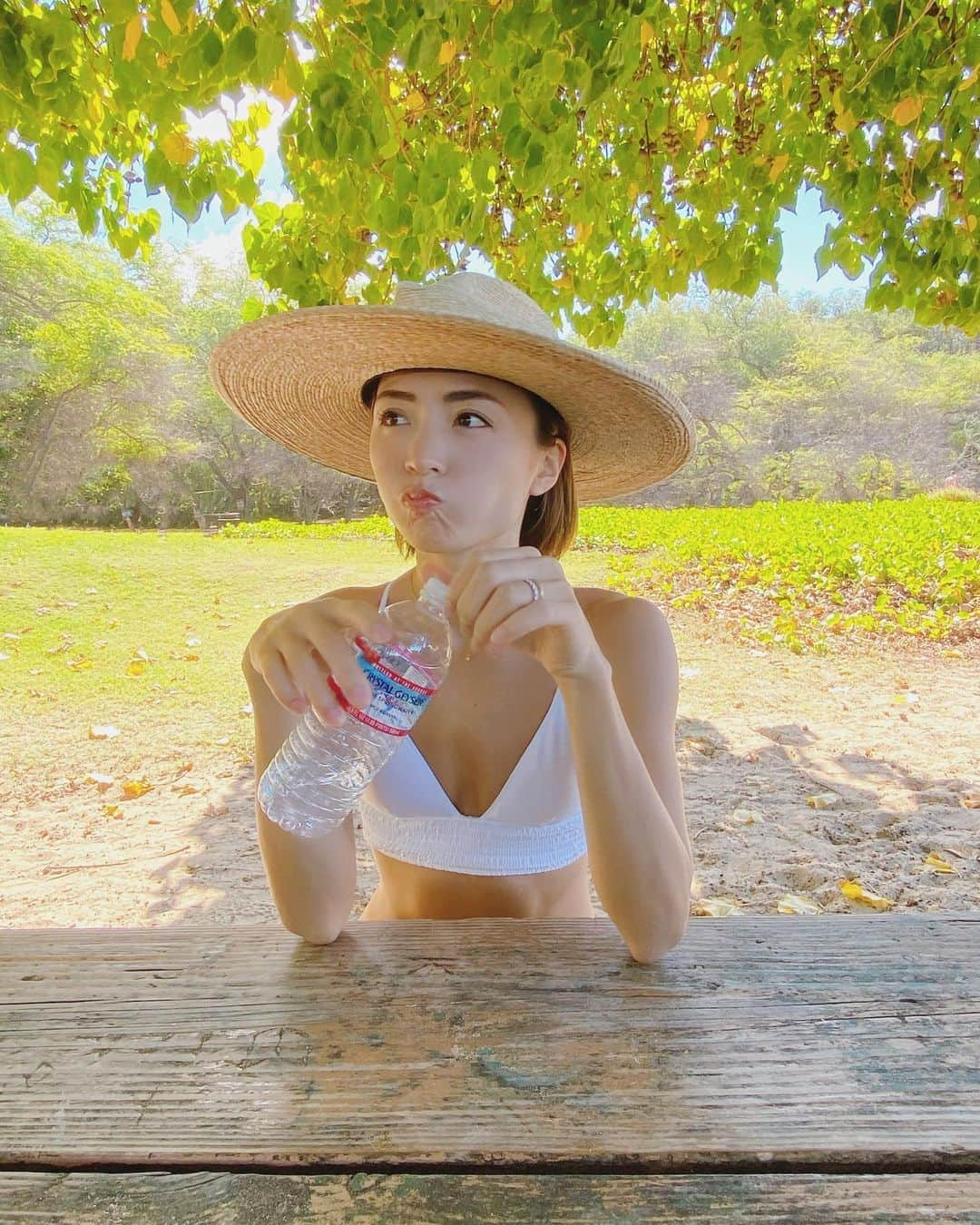 里見茜さんのインスタグラム写真 - (里見茜Instagram)「ヨガで便秘は改善されるか、 の質問ですが、勿論すると思います✨(個人差はあると思いますが、) ヨガでは腹式呼吸で、普段あまり動かさない内臓を刺激することによって 免疫力や基礎代謝も上がりやすくなるので継続していけば腸の働きも良くなっていくはず♡ あとは水も1日2ℓ以上は飲むようにしてます🌓 朝昼夕晩、500ずつわけて常温のお水を飲むとトイレは近くなりますが🤫 その分老廃物も一緒に流れてくれて、血行も促進されて、肌の水分も保ってくれて♡ いいことづくしだなぁと思って今も続けてます🍁 まずは１週間試してみたら腸内環境も整ってくるかも☺️ #習慣#便秘解消 #ヨガ#腹式呼吸#水#副交感神経#UP ✨✨」3月25日 11時11分 - satomiakane