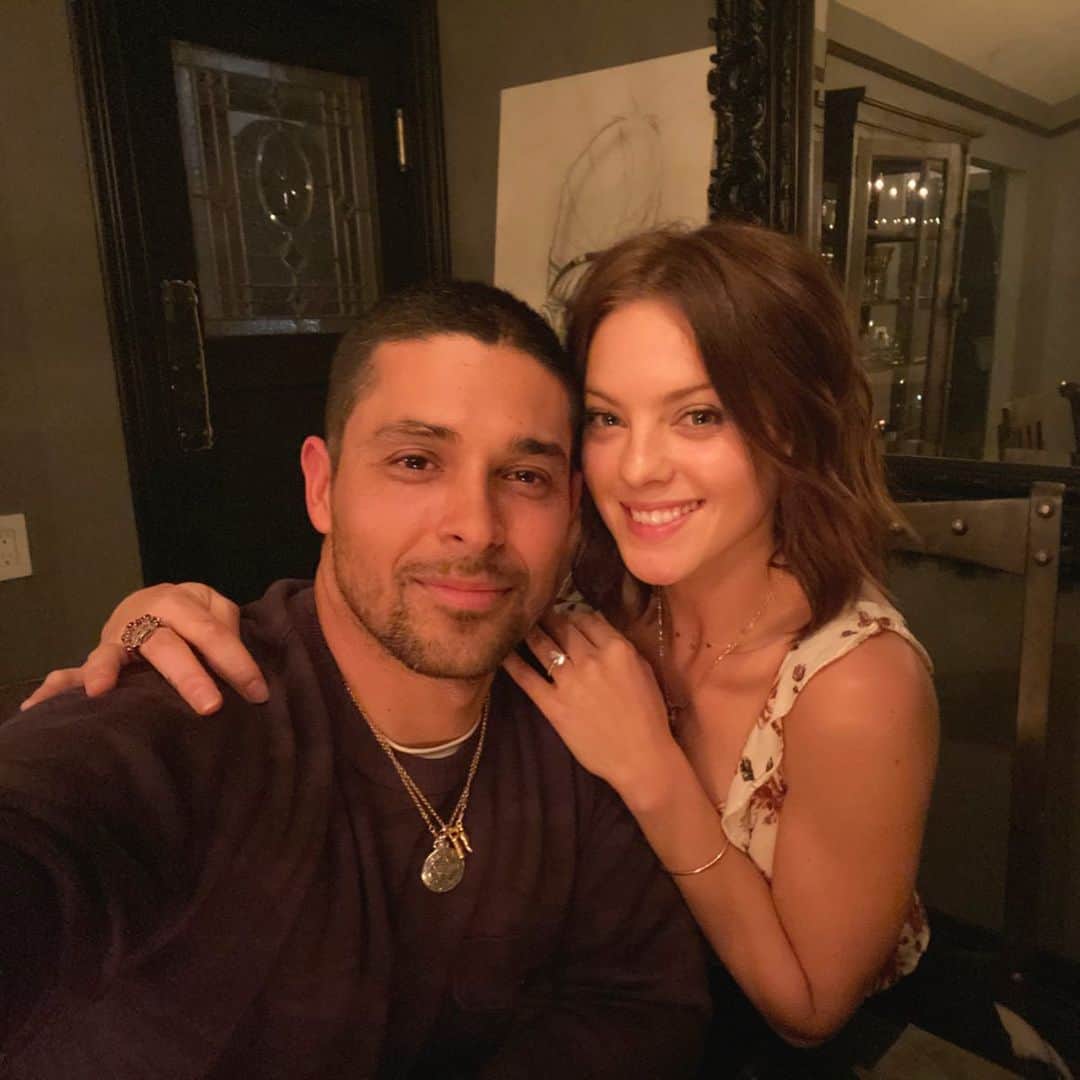 ウィルマー・バルデラマのインスタグラム：「March 22, 2019 •I met your adventurous soul. March 22, 2020 •A year later, in a blink.. we look back at a road full of memories.. worth of any lifetime.. well my fiancée, shall we play this back? #ItsJustUsNow #Quarantine」