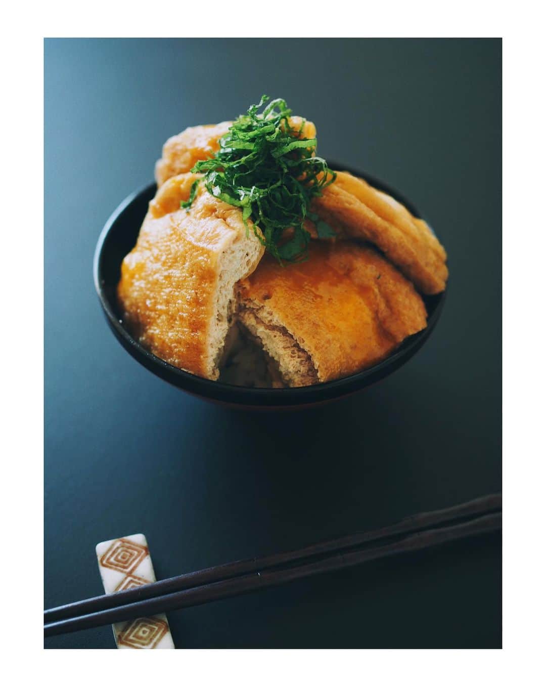 花楓さんのインスタグラム写真 - (花楓Instagram)「早目のお昼。  朝から煮込んだ大好きな京都、服部のお揚げはんと、絹ごし豆腐、豚肉。(醤油、酒、生姜少々、黒糖) 小どんぶりに溢れんばかりのお揚げはん。 最後に卵黄かけてと🥚 米と肉豆腐は下に隠れとります🖤  頂きます🙏🏻 #残りは怪獣に👦🏻 #お漬物が欲しかった😩  #作るなら丁寧に」3月25日 11時20分 - _caede_