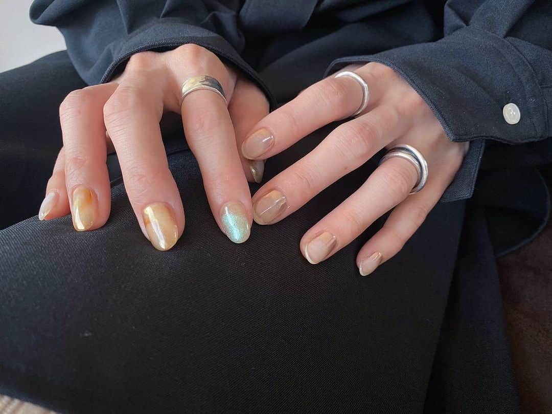 Mie Kawanoのインスタグラム：「今回のnailはシンプルで 淡い色がお気に入り♡ @savvy.oita.womens で頼んでた  @conn_tokyo のシャツも初下ろし♪」