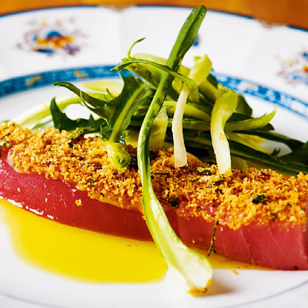 東京カレンダーさんのインスタグラム写真 - (東京カレンダーInstagram)「今、最も話題の店は飯田橋にあり！5,500円コースは抜群の満足度！ スタイリッシュでシンプル。それでいて、どこか肩の力の抜けたカジュアルな雰囲気と垢抜けた料理で、早くも高感度なフーディーらに話題沸騰のイタリアン。 それがここ、去年の12月、神楽坂の外れにひっそりとオープンした『Qkurt』だ。 ご主人は、学大の人気イタリアン『リカーリカ』で料理長として腕をふるった角田直也シェフと聞けばそれも納得。 新境地では、前菜からデザートまで全7品で5,500円という驚くべきハイコストパフォーマンスのコース一本で勝負している。 . . 写真 ①手打ちパスタを使った「タリオリー二 カルチョーフィ」。 . ②「仏産ホワイトアスパラガス・宮古牡蠣」はクリーミーさが際立つ。 . ③京都伊根本鮪」はポーションの大きさに驚く。 . ④「滋賀近江木下牛」。 薄くスライスし、軽く火を入れたリブロースの下には燻製をかけたじゃがいものピュレが隠れている。 . ⑤メインの「シャラン産ビュルゴー鴨のロースト」 . ⑥デザートの「いちごのメリンガータ」。デザートの代わりにチーズもチョイスできる。 . ⑦可愛いショップカードも要チェック！★コースの詳細や店内の様子は . . 『月刊誌　東京カレンダー2020 5月号　TokyoCalendar Journal』にて . ★この企画について 【TokyoCalendar Journal】 最新のレストランや東京を遊び尽くすイベント情報など、東京の最前線をリポート！ 「どこに行こう？何しよう？何を食べよう？」 そんな時は #TokyoCalendarJournal を見て欲しい。 . . 【今回ご紹介したレストラン情報】 店名▷ #Qkurt エリア▷#神楽坂 電話▷03-6877-3942 ※お問い合わせの際は「""東京カレンダーインスタ""を見た」とお伝えいただければ幸いです。 住所▷新宿区下宮比町3-12明成ビル 1F . .  #コスパ #東京カレンダー #東カレ #tokyocalendar #東京グルメ #日本グルメ #日本美食 #東京美食 #ディナーデート  #神楽坂グルメ #飯田橋グルメ #コース料理#uni #大人デート#デートプラン　#イタリアン #イタリア料理 #うに #雲丹」3月25日 11時17分 - tokyocalendar