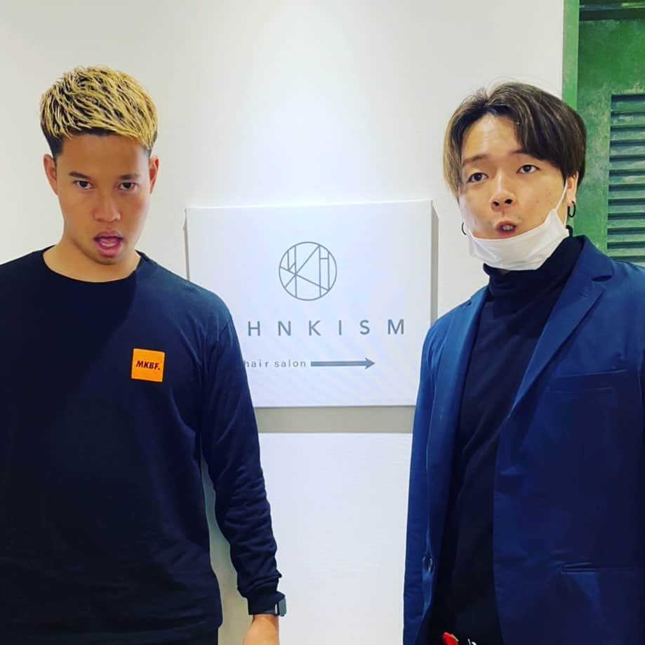 マキヒカのインスタグラム：「. . りょーま君に神の毛切ってもらいました切っていただきました💕しかも朝から❤️今からLINEプレミアム生配信だよ。きてね。 . #ハゲてるからブリーチできへんと #ぴえんやと #AHNKISM #りょーま君 #梅谷の中学時代の仲間 #クラブチームが梅谷と同じやったらしい #クラブチームおったのに #サッカー下手らしい #ケイスケっす　#アンキシム #りょーま君のチャンネル出演してるよ」