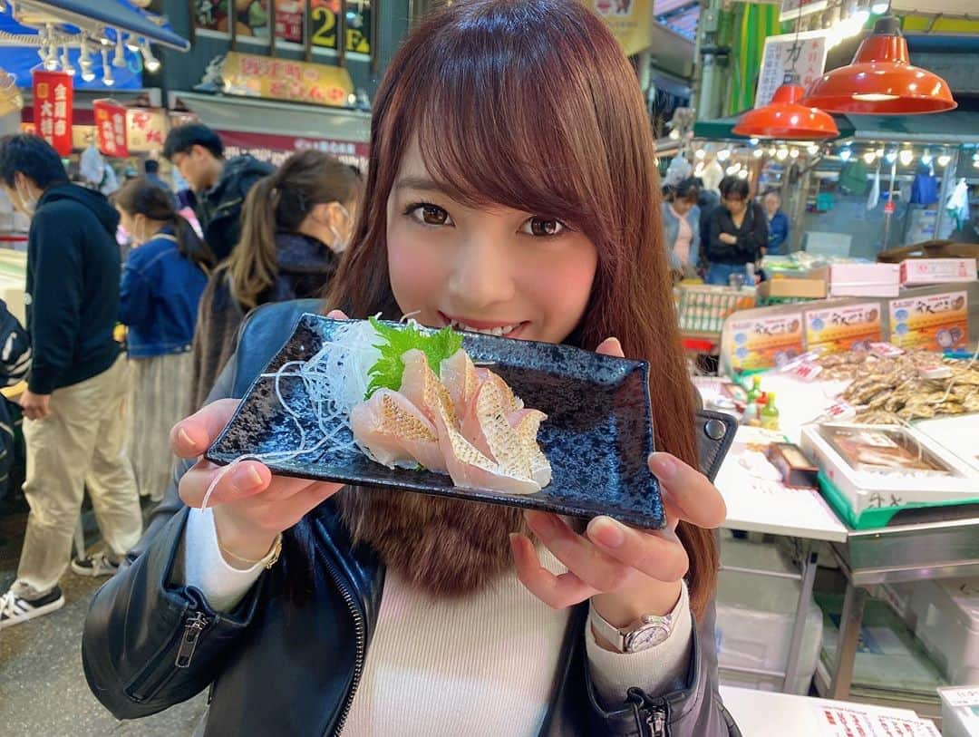 三島奈津子さんのインスタグラム写真 - (三島奈津子Instagram)「... 金沢旅行最終日✈️ 近江町市場で食べ歩き🐟♥️♥️ 生カキや海老も持ち帰れるってことで お土産も沢山買いました🦐✨✨ 2泊3日あっという間だったなあ☺️💗💗 #金沢旅行 #女子旅 #trip #近江町市場 #食べ歩き」3月25日 11時37分 - satomi_muryou