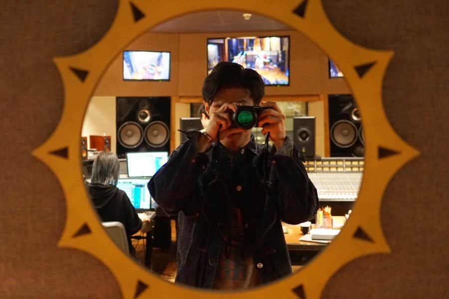 神佐澄人のインスタグラム：「スタジオひきこもりディ  アレンジャーの厳しいディレクションに打ちのめされるディ  写真撮って遊んでる場合じゃねぃ  #recording」