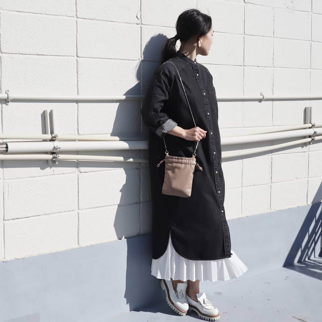 Eri Satoのインスタグラム：「black×white×beigeコーデ · one-piece: @blancbasque · ブランバスクの定番のロングワンピ。 この春はblackのカラーが新色で出たよ💓 春に着る黒もおしゃれだよね🌸 · 👉パールボタンダンガリーデニムワンピース 【BB88-403】 · ロングシャツとして羽織っても可愛い😆 · こちらはWEB SHOPにて販売中✨  @blancbasque のトップのURLから見てね😘 他にも色違いで、blueもindigoがあります💗 · #blancbasque#ブランバスク#fashion#ootd#outfit#code#coordinate#style#ファッション#コーディネート#コーデ#プチプラ#プチプラコーデ#シンプルコーデ#mamagirl#locari#ママファッション #partegram#読者モデル#ママモデル #l4like#カジュアル#applemind お洒落さんと繋がりたい#デニムコーデ」