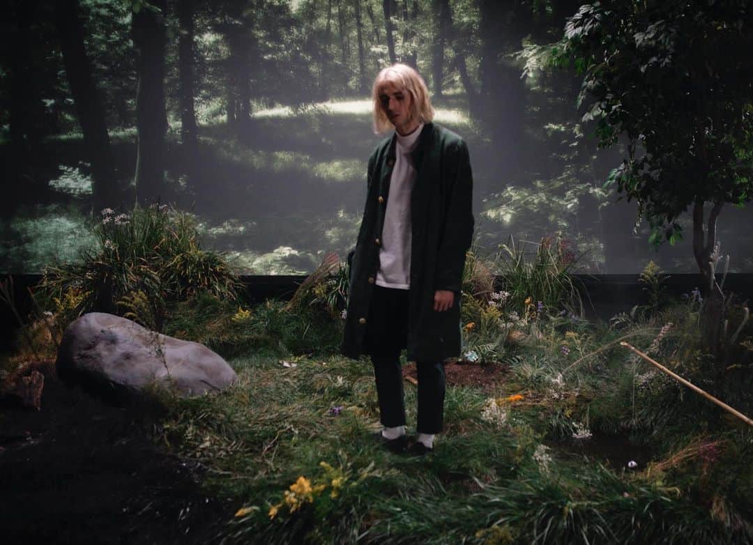 ポーター・ロビンソンのインスタグラム：「Something Comforting music video tomorrow  premieres at 11am PDT / 2 pm EDT  see you soon」