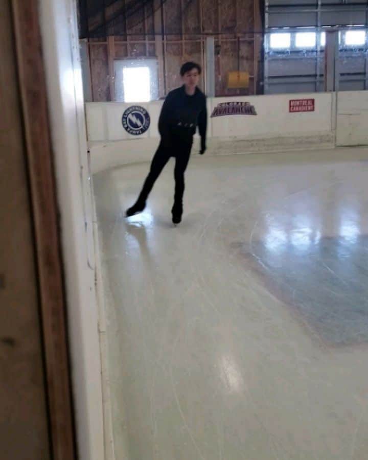 ヴィンセント・ゾウのインスタグラム：「Who would win? ✖️covid-19 ✔️tiny ice sheet in a barn」