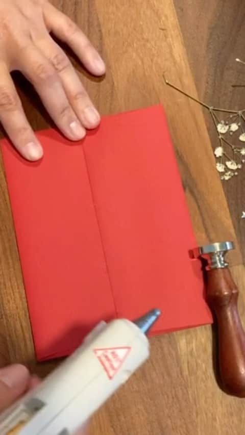 フリーディアのインスタグラム：「I had seen people using just clear glue to seal their stamps and thought it was so pretty so I gave it a try. Used a hot glue gun, clear glue and some dried flowers」