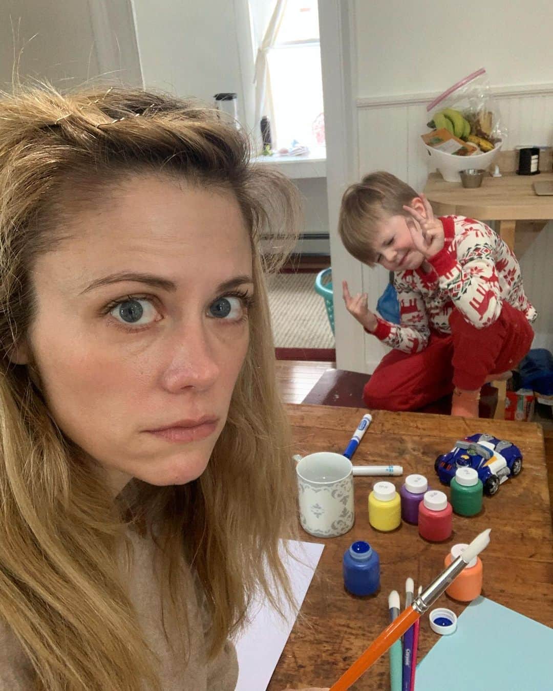 クレア・コフィーのインスタグラム：「Portrait Studio open for business. #freelancelife #coronacareers」