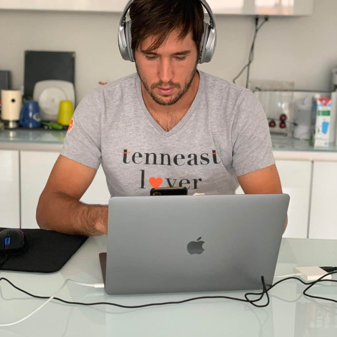 ドゥシャン・ラヨビッチのインスタグラム：「Are you staying at home?  Still being competitive just in a different thing. #tennisathome🎾🏠 got replaced by #csgo  #csglobaloffensive」