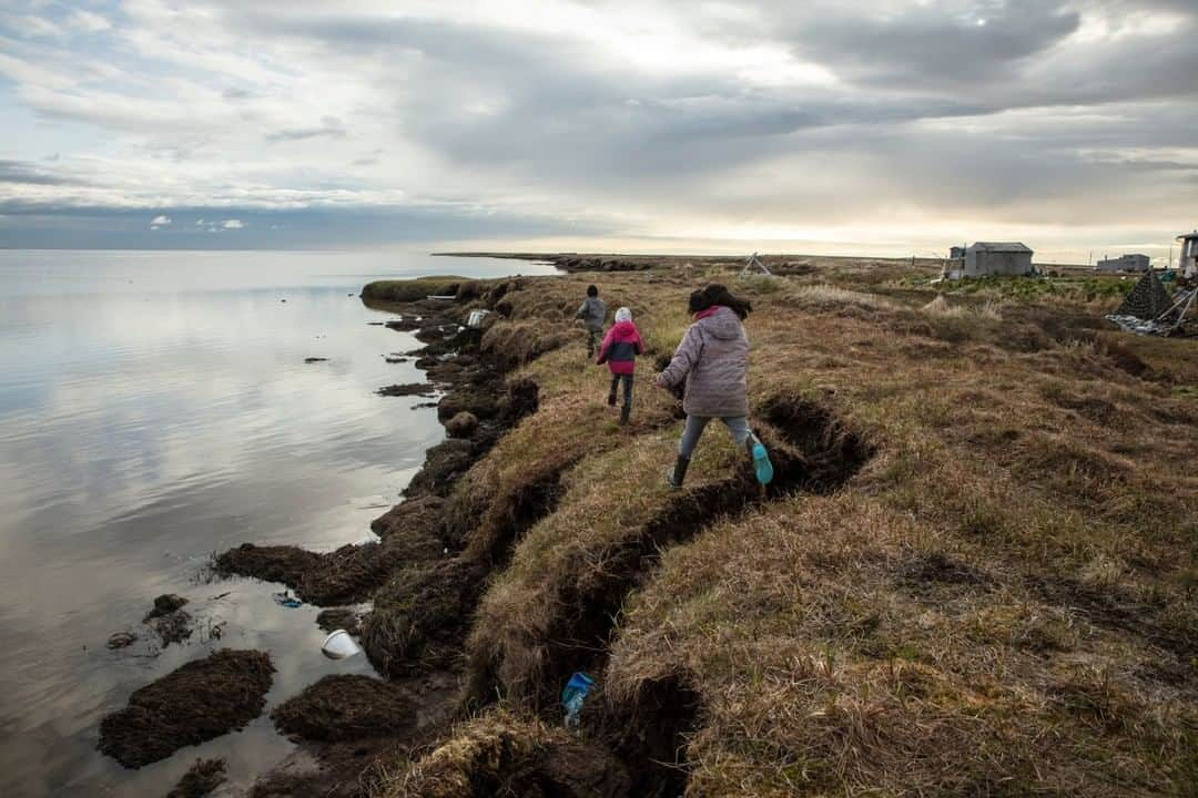 ナショナルジオグラフィックさんのインスタグラム写真 - (ナショナルジオグラフィックInstagram)「Photo by @katieorlinsky | Children in Newtok, Alaska, play near crumbling permafrost cliffs that are now within a few dozen feet of numerous homes. While I was photographing there, unsafe homes were being demolished, and a handful of families were in the process of packing up to live in temporary housing for the summer. Months later, villagers began relocating to a new site nine miles upriver this fall—the first of 12 Alaska villages that may be forced to relocate.」3月25日 3時52分 - natgeo