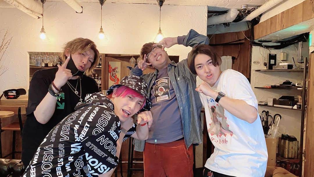 渋谷ジャパンのインスタグラム：「EXITさんと撮影ぶっかましたよ！僕ももっとチャラくなろうと思っよ！ぷんぷんぴーひゃらパラリラパラリラぴーぽーぴーぽーぴーぽー卍卍卍」