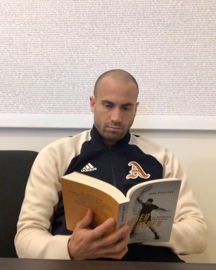 ロレンツォ・デ・シルヴェストリのインスタグラム：「E voi cosa state facendo? Condividete i vostri momenti creativi in casa ed i vostri hobby usando #HOMETEAM 📚 👏🏻🇮🇹 #stayathome  @adidasita @adidas」