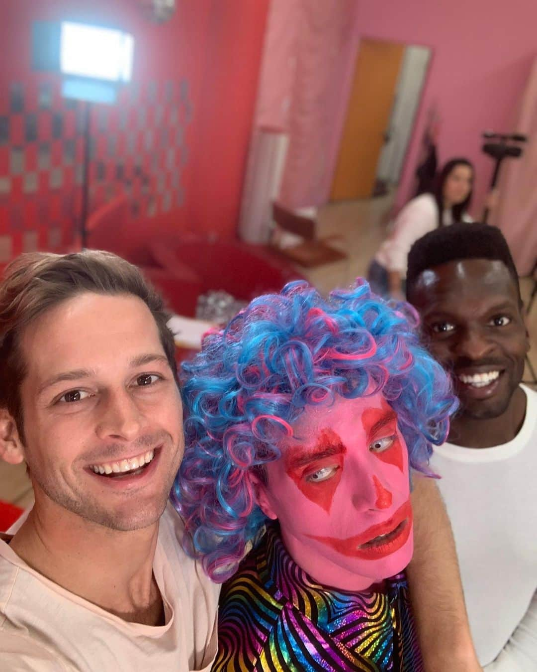 マックス・エマーソンさんのインスタグラム写真 - (マックス・エマーソンInstagram)「#BTS with @brandonbored his series #blahBlahTheClown premiers this week. Link in his bio!」3月25日 4時11分 - maxisms