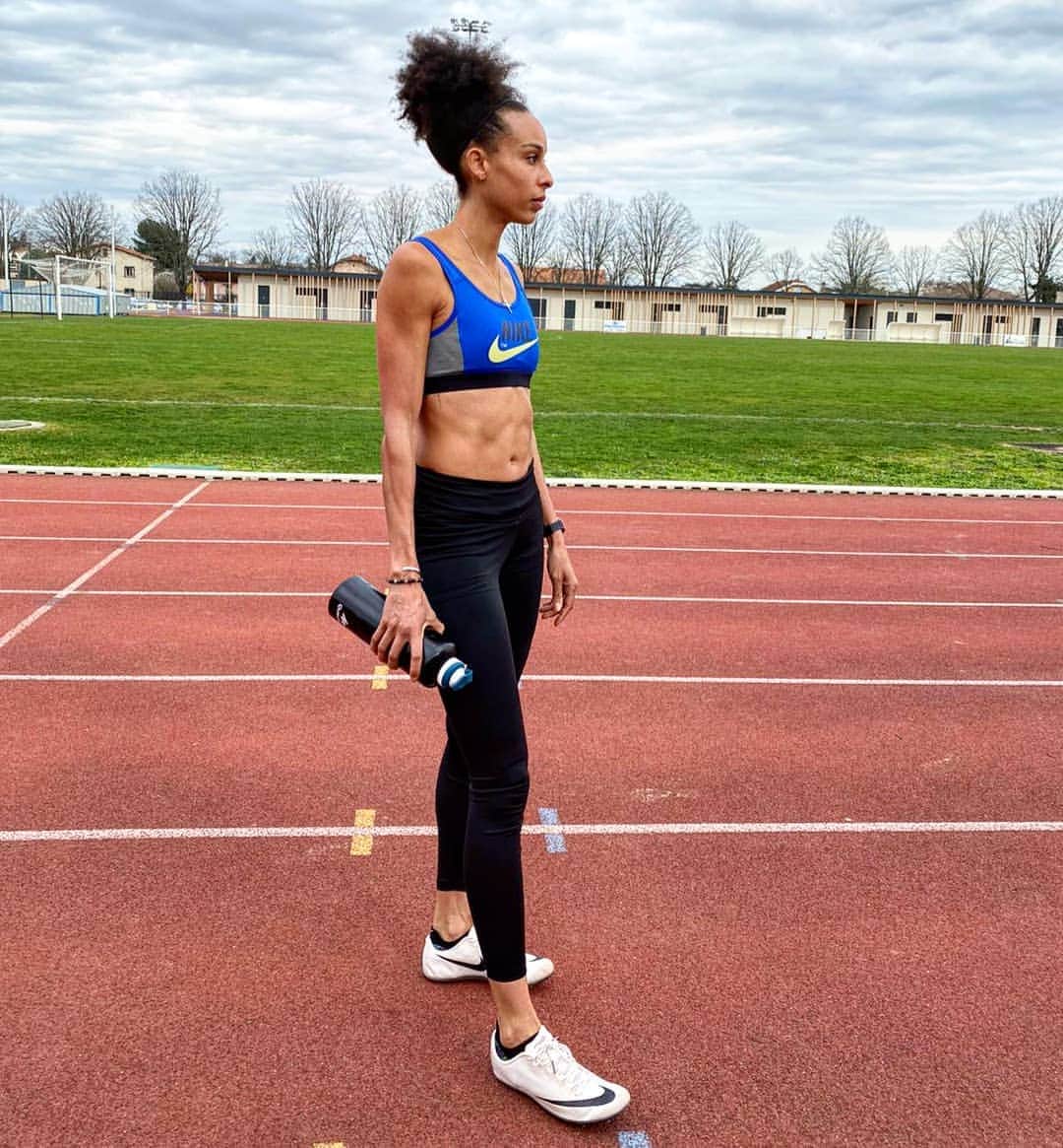 Elea Mariama DIARRAのインスタグラム：「On ne va pas se mentir, petit coup dans la motivation aujourd'hui, ce n'était pas une bonne journée pour les sportifs en fin de carrière... . . Espérons qu'on ne se soit pas entraîné depuis Août pour vivre une saison blanche... . . Cependant le combat continue, la priorité reste la santé de tous. Grosse pensée pour tout le corps médical et on ne le répétera jamais assez : Restez chez vous ! . . On se tient au jus 🤞🏽」